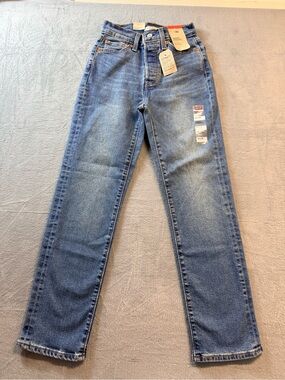 Levi's - Women's Wedgie Straight Jeans - Medium Wash